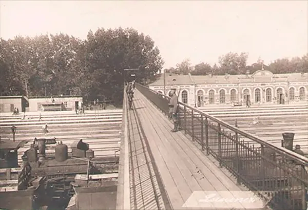 Пешеходный мост через железнодорожные пути