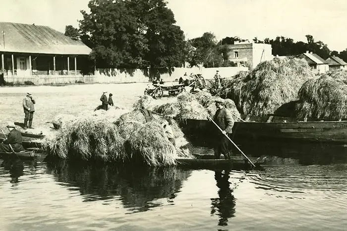 Сено перевозили на лодках